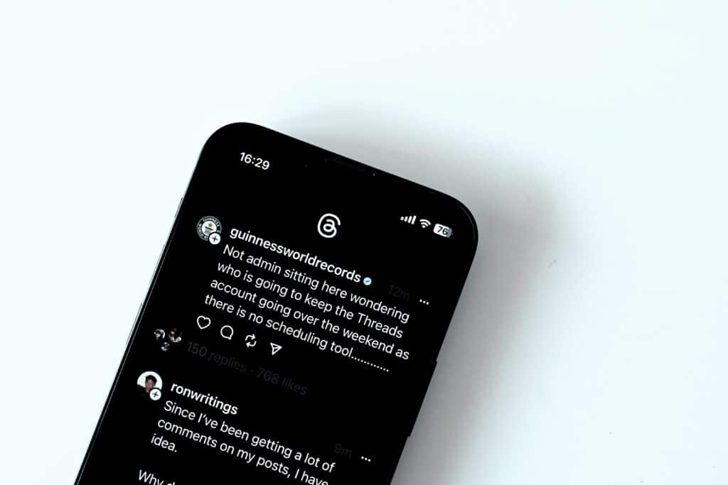Afbeelding van een smartphone met de nieuwe Threads app